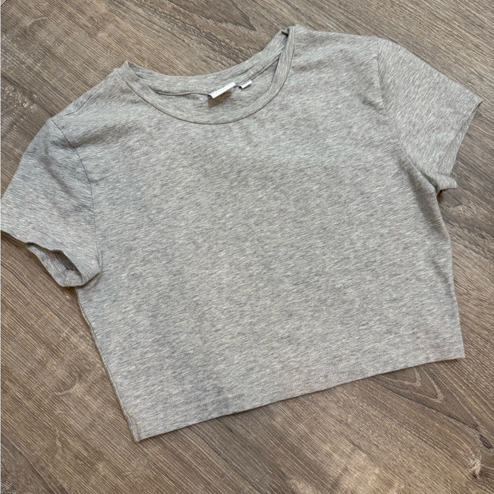 Aritzia Crop Tee Bundle(2) Medium - Picture 4 of 11